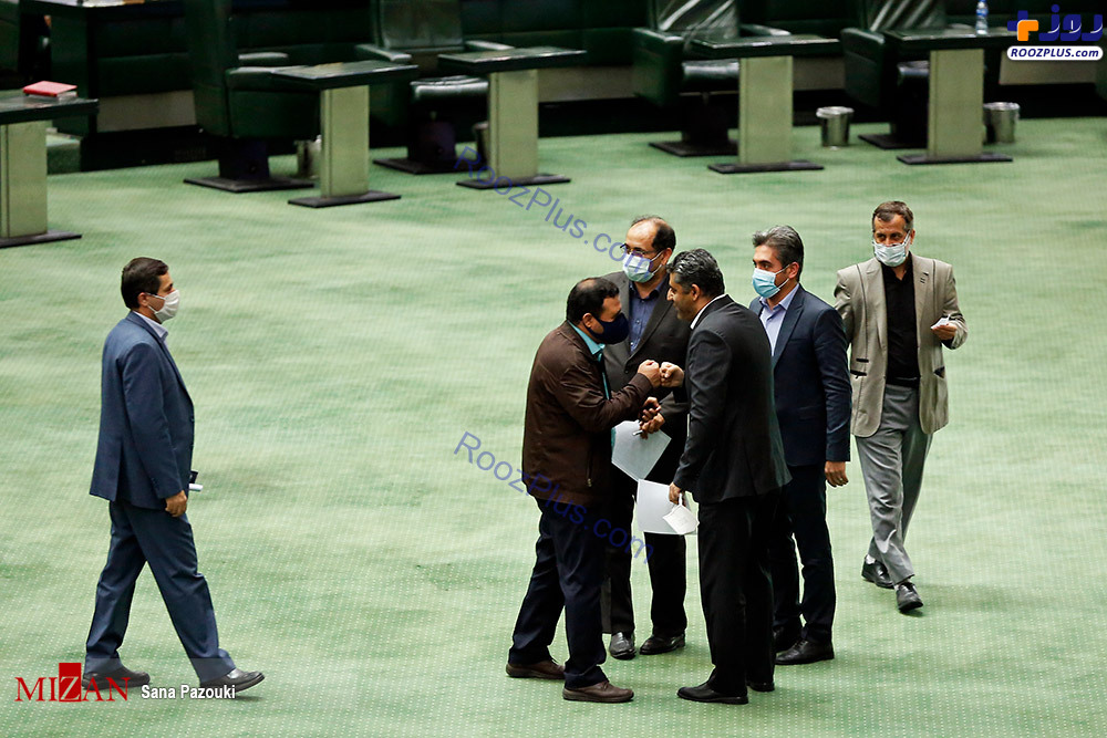 شیوه جدید دست دادن نمایندگان مجلس به خاطر کرونا +عکس