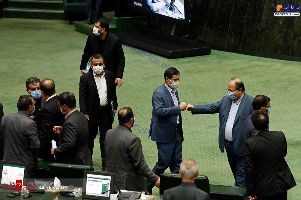 شیوه جدید دست دادن نمایندگان مجلس به خاطر کرونا +عکس