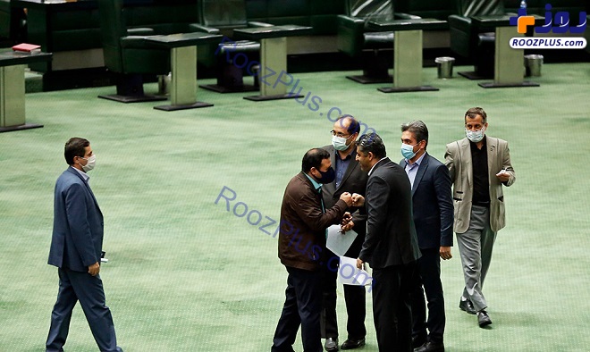 شیوه جدید دست دادن نمایندگان مجلس در روزهای کرونایی/عکس