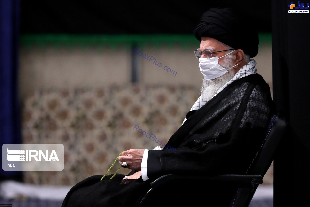 تصویری از رهبر انقلاب در اولین شب عزاداری محرم در حسینیه امام خمینی(ره)