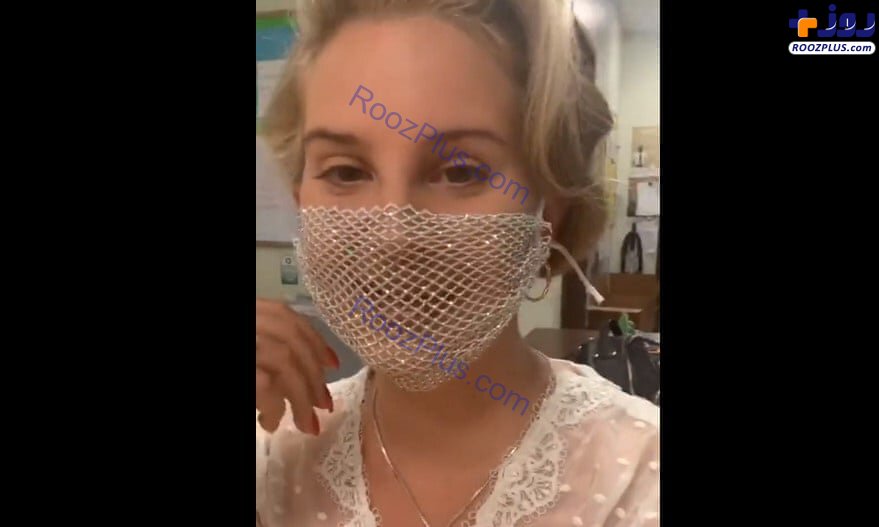 خواننده معروف به خاطر ماسک جنجالی اش متهم شد +عکس