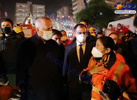 اردوغان با ماسک در مناطق زلزله‌زده ازمیر +عکس