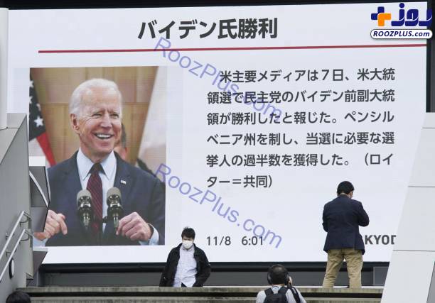 خبر پیروزی بایدن در صفحه نمایش بزرگ در توکیو + عکس
