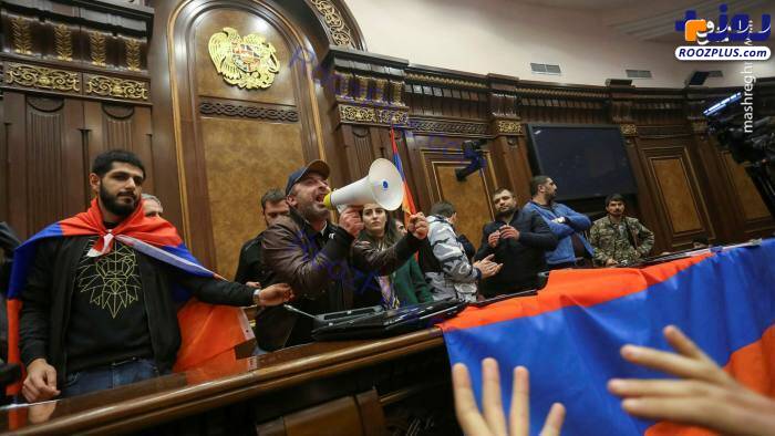 پارلمان ارمنستان به دست معترضان افتاد +عکس