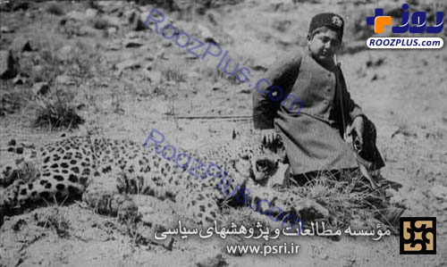 عکس یادگاری احمدشاه قاجار با پلنگ شکار شده
