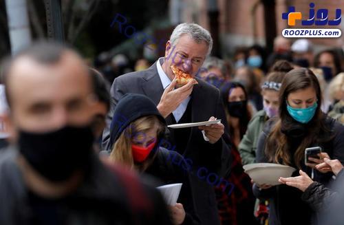 عکس/پیتزا خوری شهردار نیویورک در صف رای!
