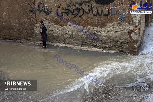 عکس/ گریه و پریشانی دختر شیرازی از گیر افتادن در آبگرفتگی