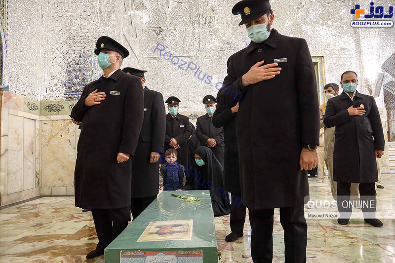فرزند شهید مدافع حرم در کنار تابوت پدر+عکس