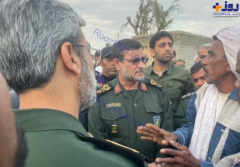 عکس/دیدار چهره به چهره مقام ارشد سپاه با مردم در مناطق آبگرفته خوزستان