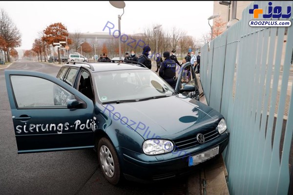هجوم یک خودرو به در ورودی ساختمان آنگلا مرکل +عکس