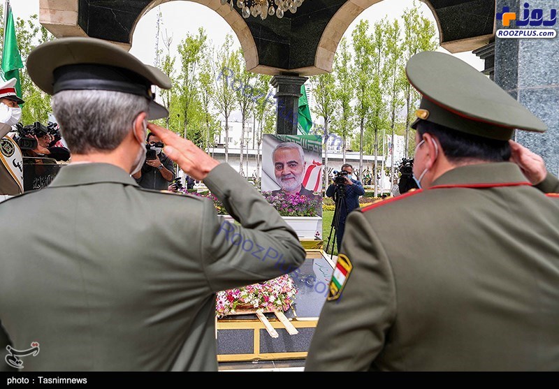 عکس/ ادای احترام وزرای دفاع ایران و تاجیکستان به شهید سلیمانی
