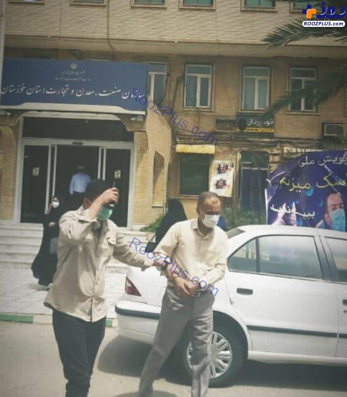 عکس/ لحظه دستگیری یکی از مدیران سازمان صمت خوزستان