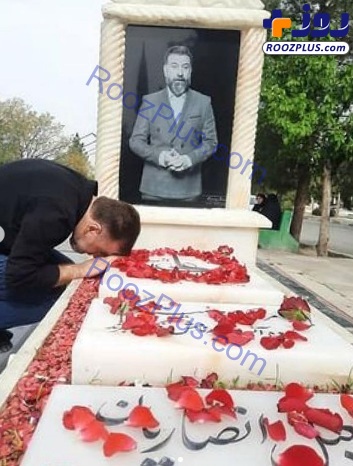 عکس/برادر و مادر زنده یاد «علی انصاریان» بر سر مزار او