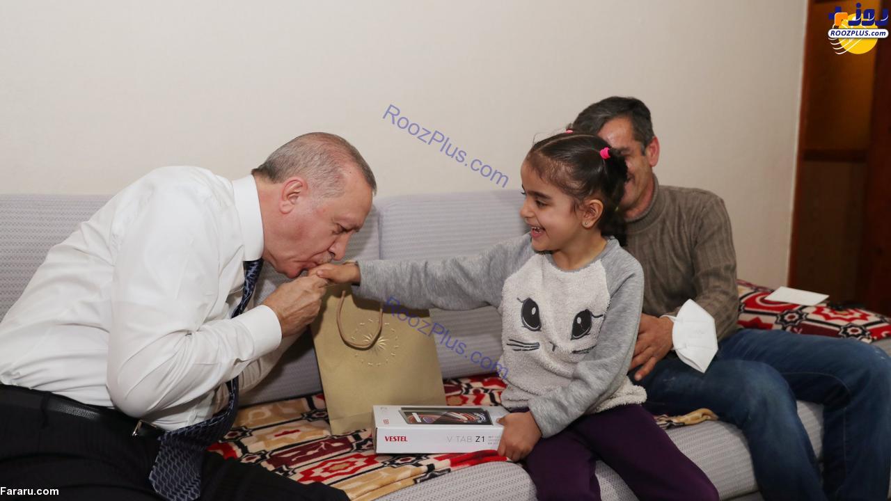 اردوغان و همسرش بر سر سفره افطار یک شهروند +عکس