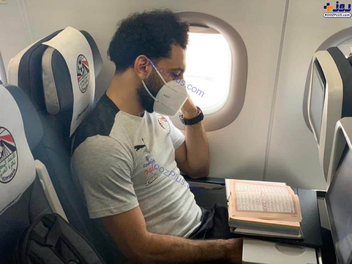 قرآن خواندن «محمد صلاح» در هواپیما +عکس