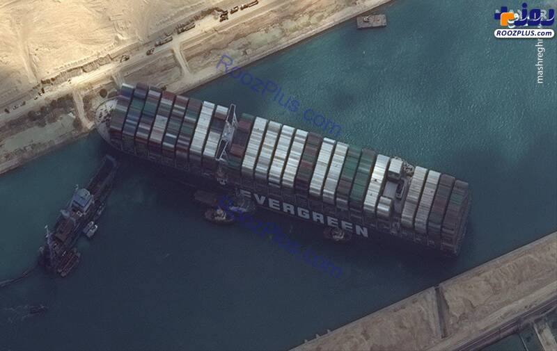 نمایی از کشتی به گل نشسته در کانال سوئز +عکس