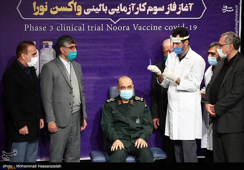 فرمانده کل سپاه در حال تزریق واکسن نورا /عکس