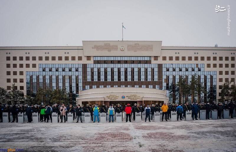 همراهی مردم قزاقستان با پلیس/عکس