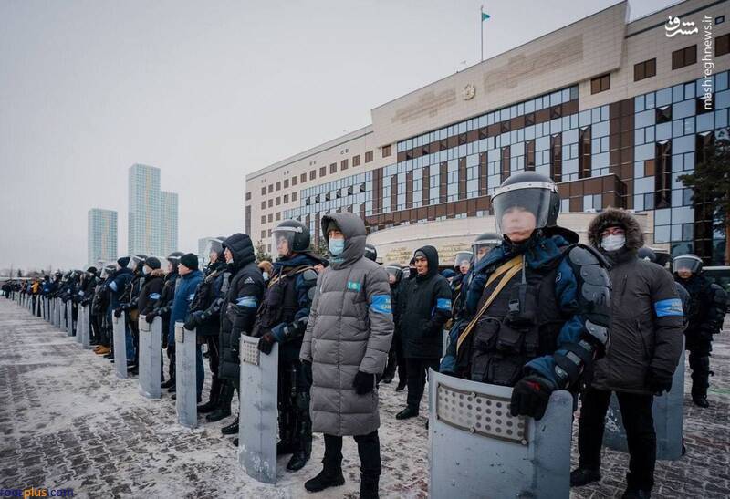 همراهی مردم قزاقستان با پلیس/عکس