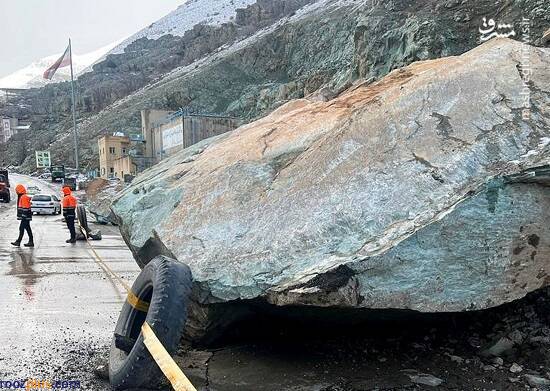 عکس/ سقوط سنگ غول پیکر به جاده در شمیرانات