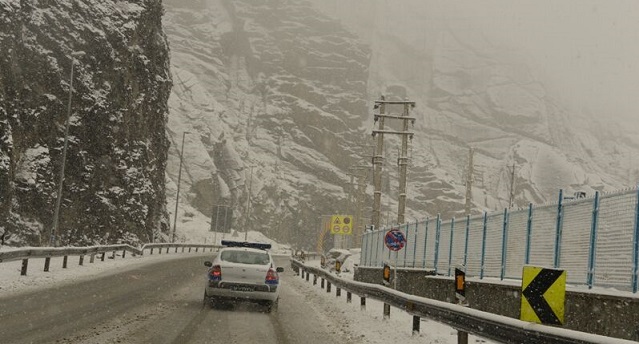 برف جاده کرج - چالوس و آزاد راه تهران - شمال را بست