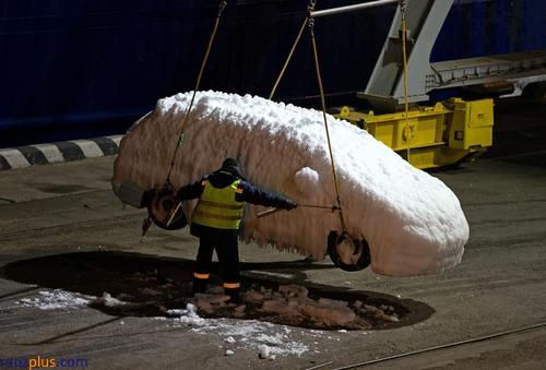 تخلیه خودروهای یخ زده در بندر «ولادی وستوک» روسیه +عکس