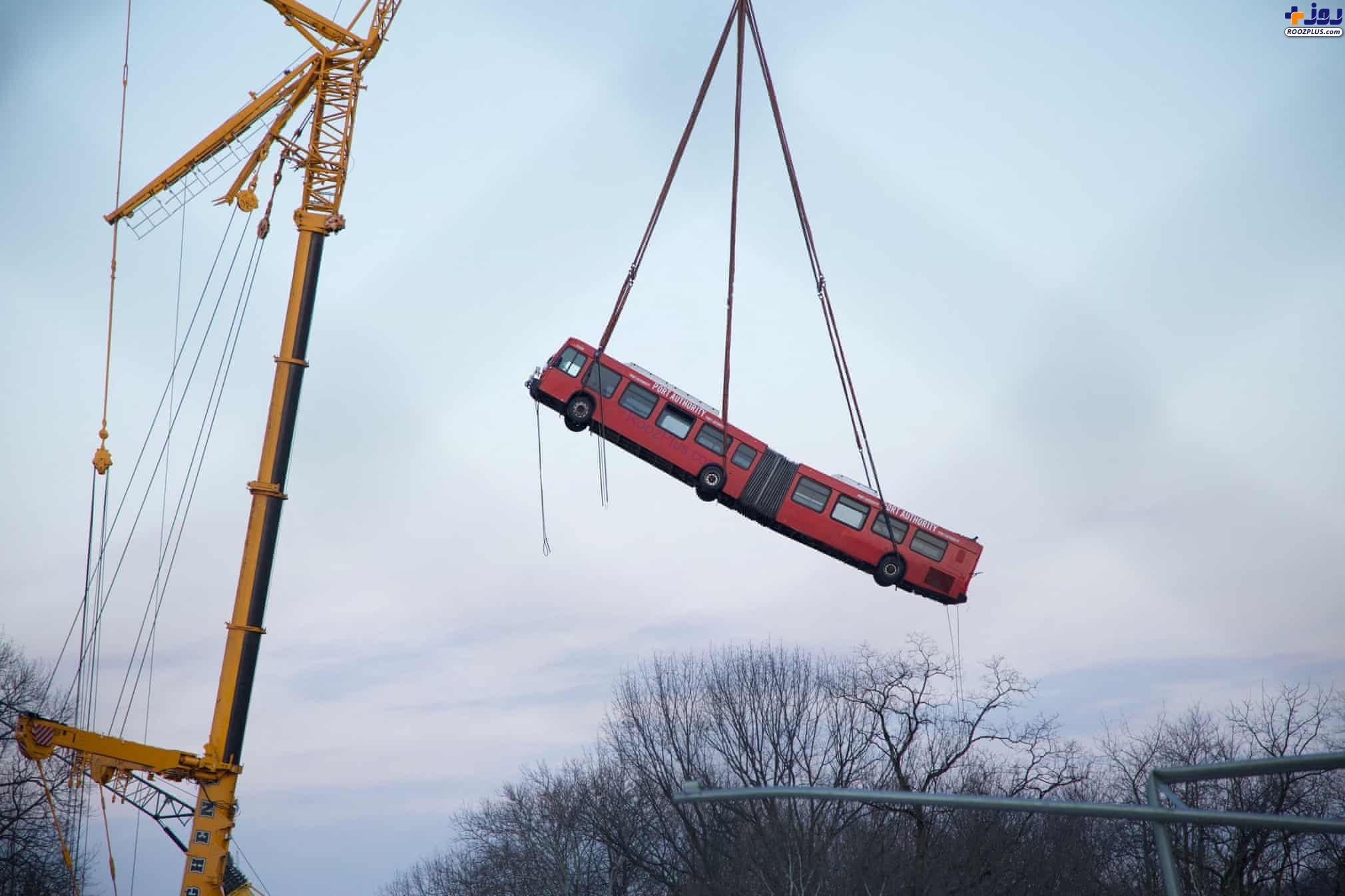 حمل اتوبوس توسط جرثقیل در محل پل فروریخته «فرن هالو» ایالات متحده +عکس