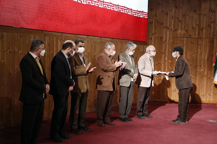 تقدیر از مصطفی حسینی برگزیده دوازدهمین جشنواره ملی پژوهش و فناوری سازمان اسناد و کتابخانه ملی ایران