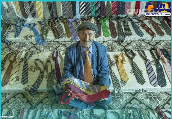 عکس/ آقای کراوات؛ پیرمرد روستایی که حتی در خانه هم کراوات می زند!