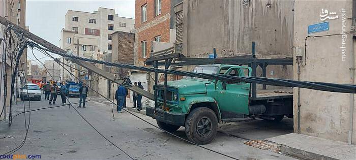 برخورد کامیون با تیر چراغ برق در محله مسکونی +عکس
