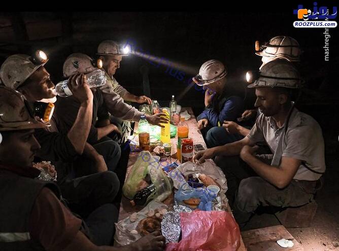 افطار معدنچیان در زیر زمین ! +عکس