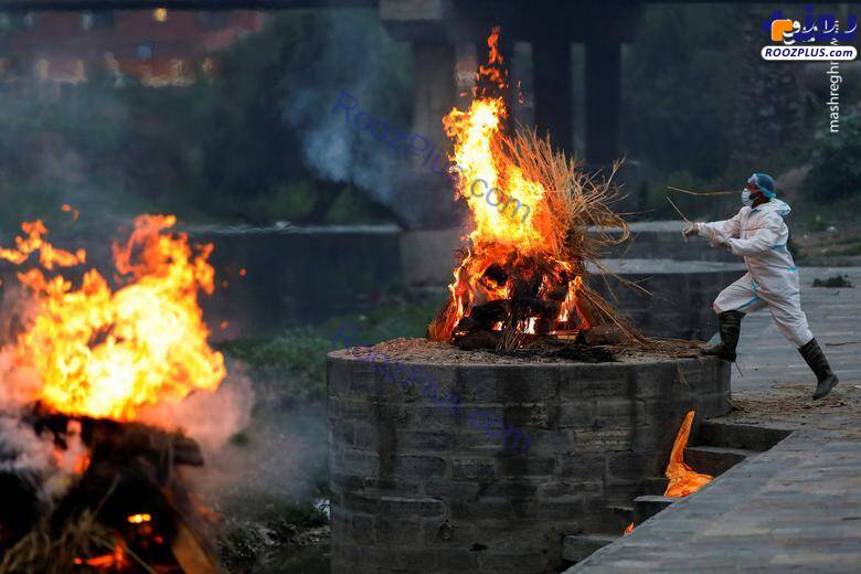 سوزاندن اجساد قربانیان کرونا در نپال +عکس