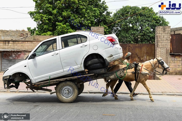 انتقال اتومبیل با گاری و اسب به یک تعمیرگاه در هند! +عکس