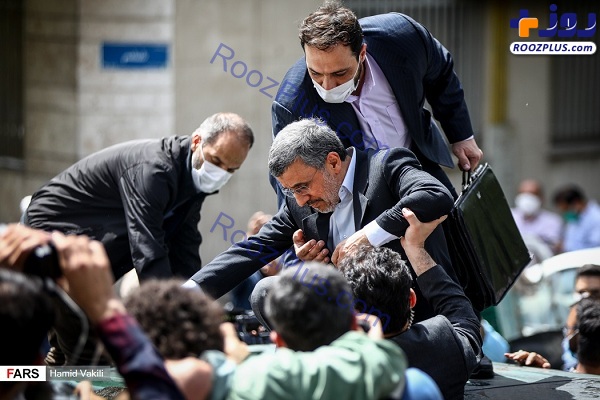 احمدی نژاد در میان هوادارانش مقابل وزارت کشور +عکس