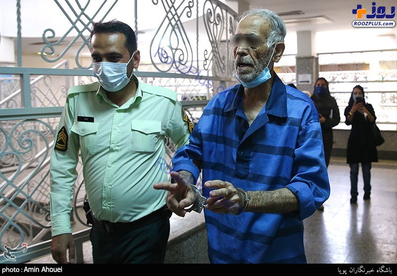 عکس/علامت پیروزی پدر قاتل مقابل دوربین خبرنگاران