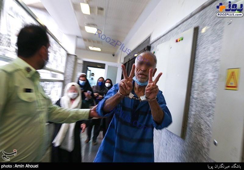 عکس/علامت پیروزی پدر قاتل مقابل دوربین خبرنگاران