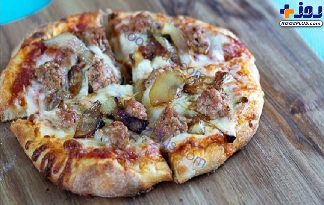 طرز تهیه پیتزا سوسیس با پیاز کاراملی و قارچ؛ یک غذای خوشمزه و ساده