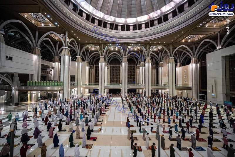 اقامه نماز جماعت با رعایت فاصله اجتماعی در مالزی/عکس