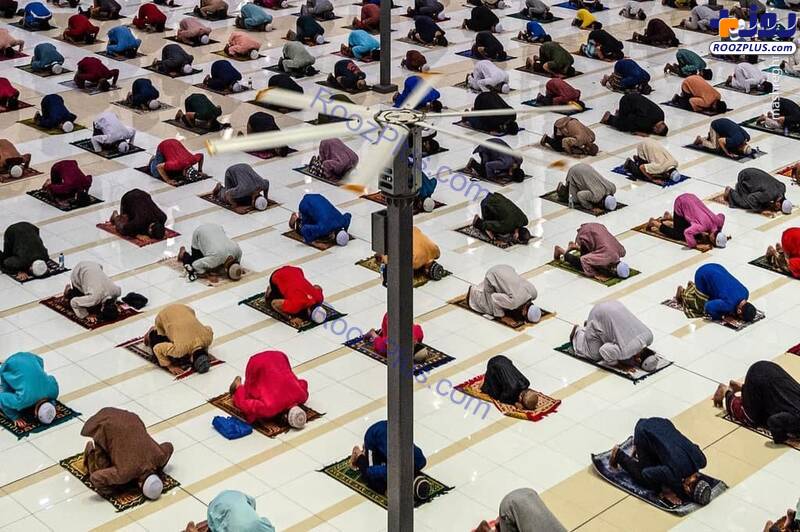 اقامه نماز جماعت با رعایت فاصله اجتماعی در مالزی/عکس