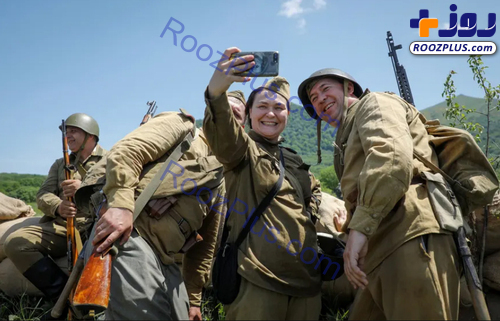 سلفی گرفتن سربازان ارتش روسیه با لباس های جنگ دوم جهانی +عکس