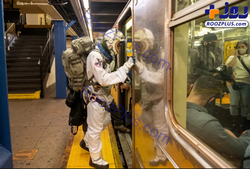 عکس/مردی با لباس فضانوردی در ایستگاه مترو شهر نیویورک آمریکا!