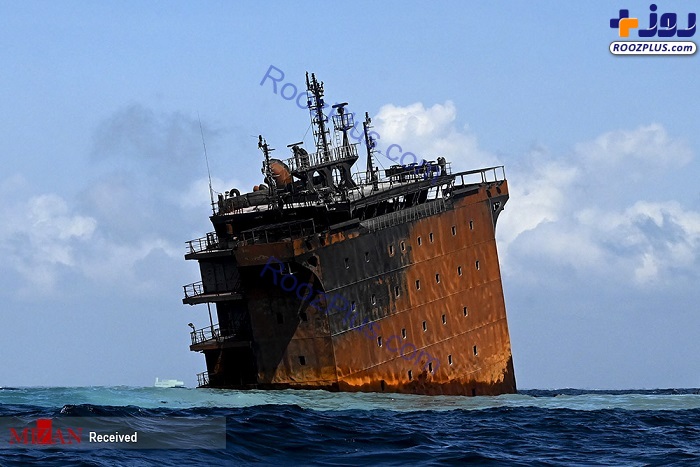 غرق شدن کشتی باری در سریلانکا +تصاویر