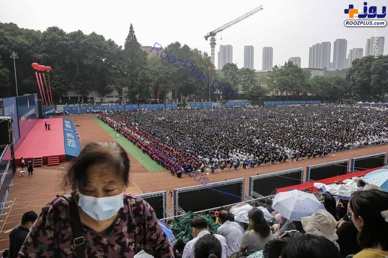 مراسم فارغ‌التحصیلی در ووهان چین بدون ماسک!+عکس
