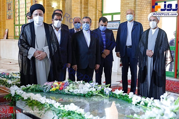 عکس/ ادای احترام رئیسی به مقام شهید بهشتی و شهدای هفتم تیر