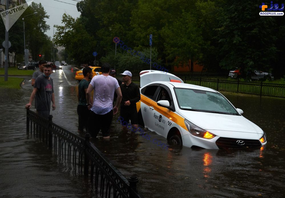 گرفتار شدن خودرو ها در سیلاب مسکو +عکس