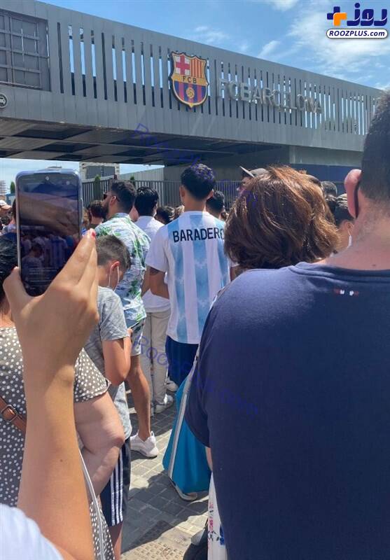 تجمع هواداران بارسلونا برای خداحافظی با مسی +عکس