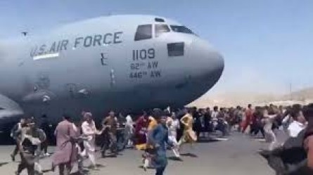 ببینید/لحظه پرتاب شدن چند شهروند افغانستانی از هواپیمای آمریکایی در حال پرواز