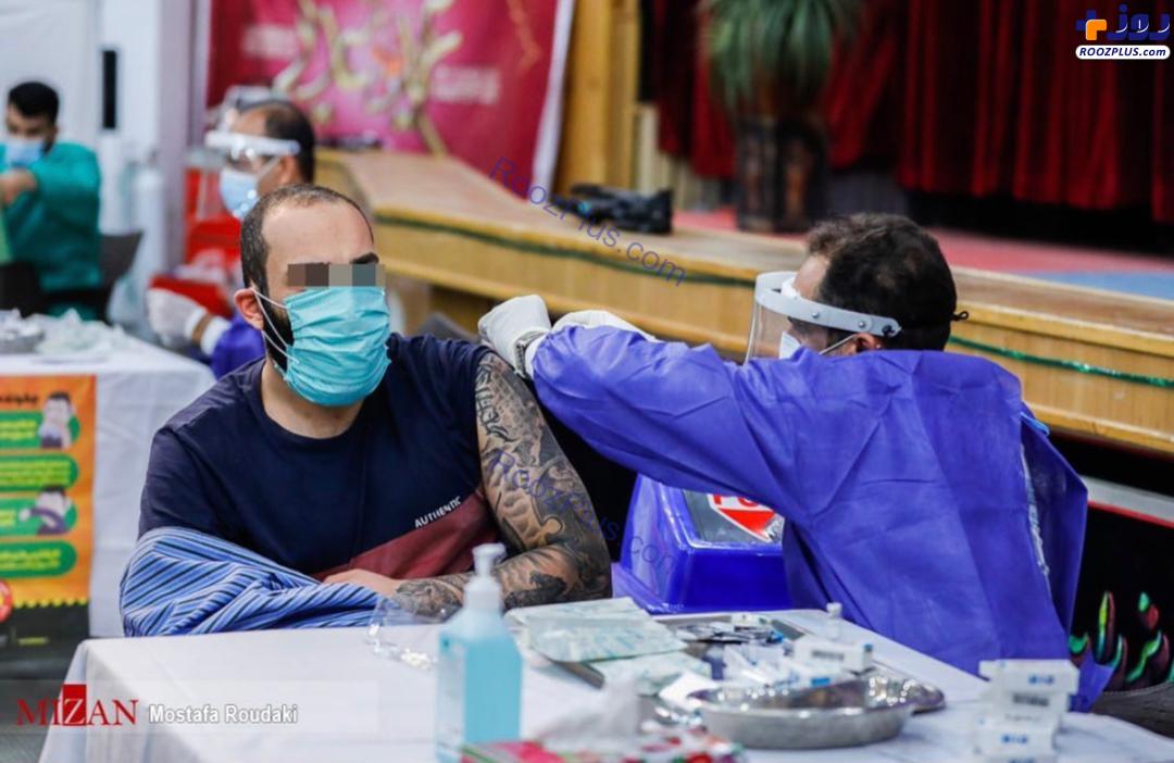 تصویری از خواننده رپ معروف در حال واکسیناسیون