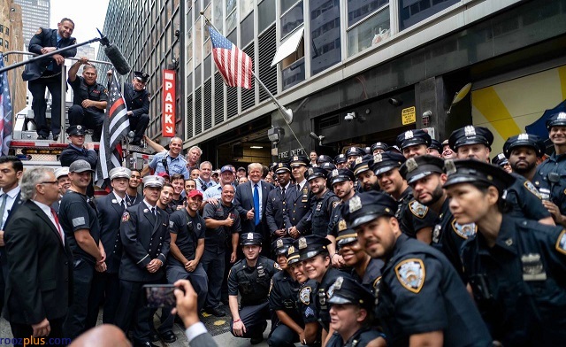 عکس یادگاری پلیس‌های نیویورک با دونالد ترامپ!