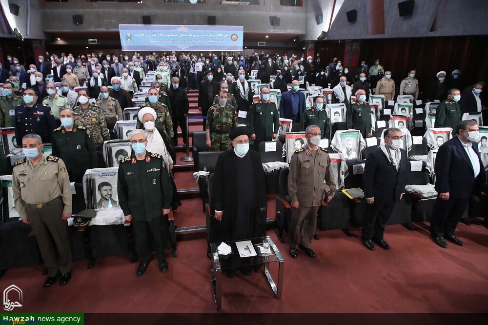 حضور رییس‌جمهور در نمایشگاه ملی «در لباس سربازی» / تصاویر